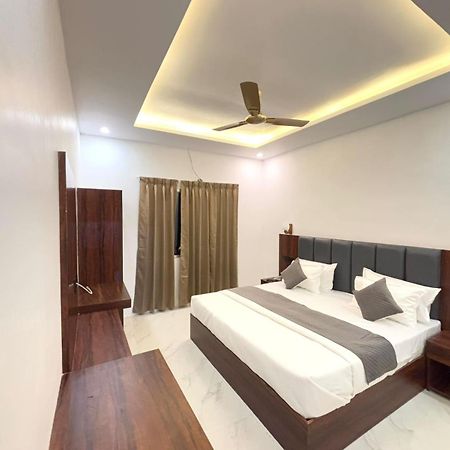 Hotel Omkar Palace Ayodhya Exterior photo