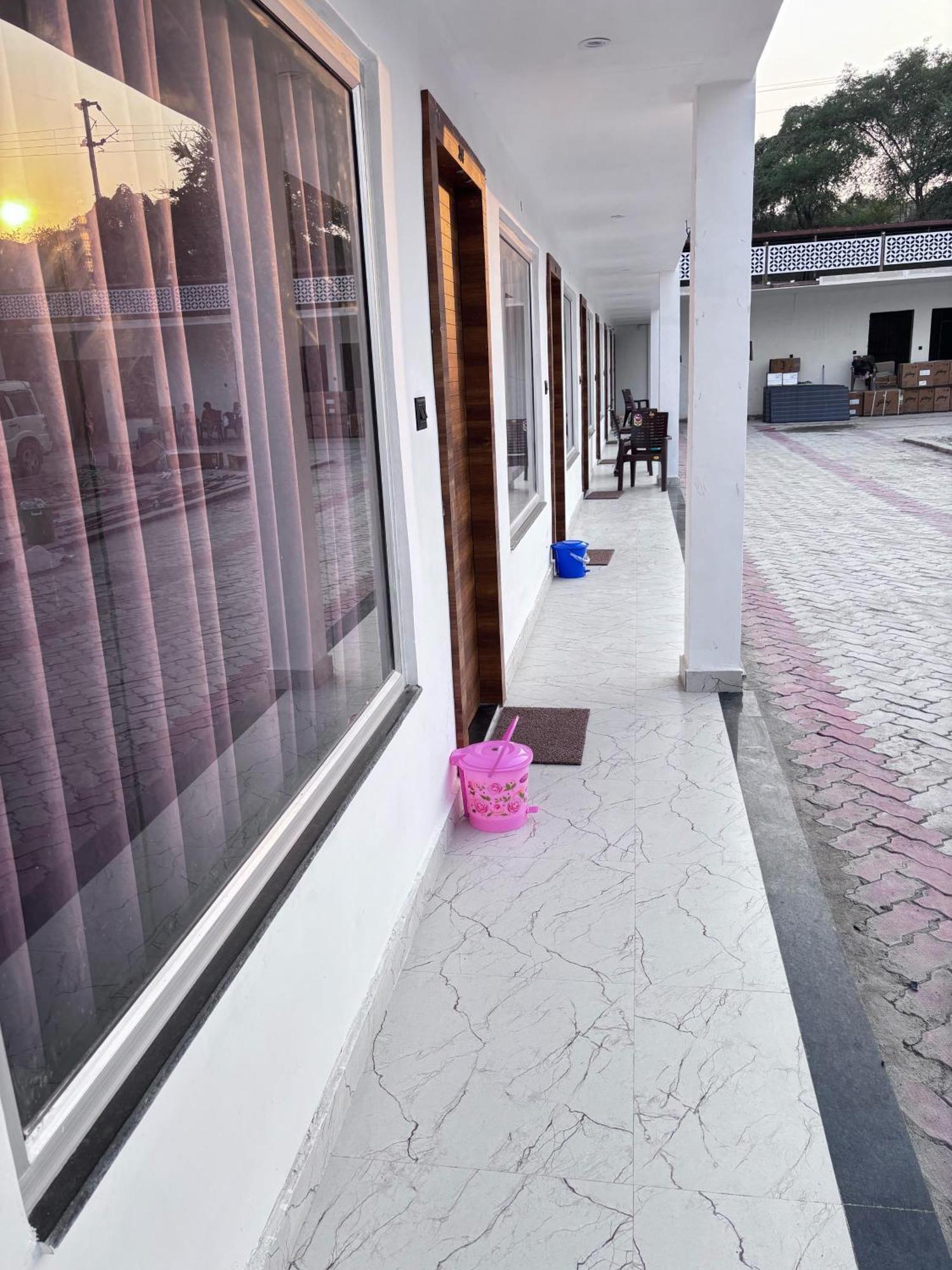 Hotel Omkar Palace Ayodhya Exterior photo